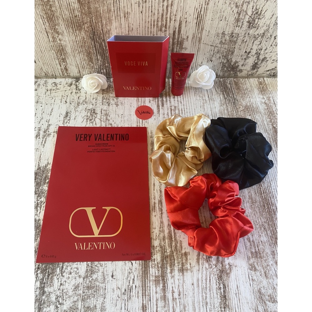 🎉 Host Pick 🎉 Brand new Valentino exclusive bundle